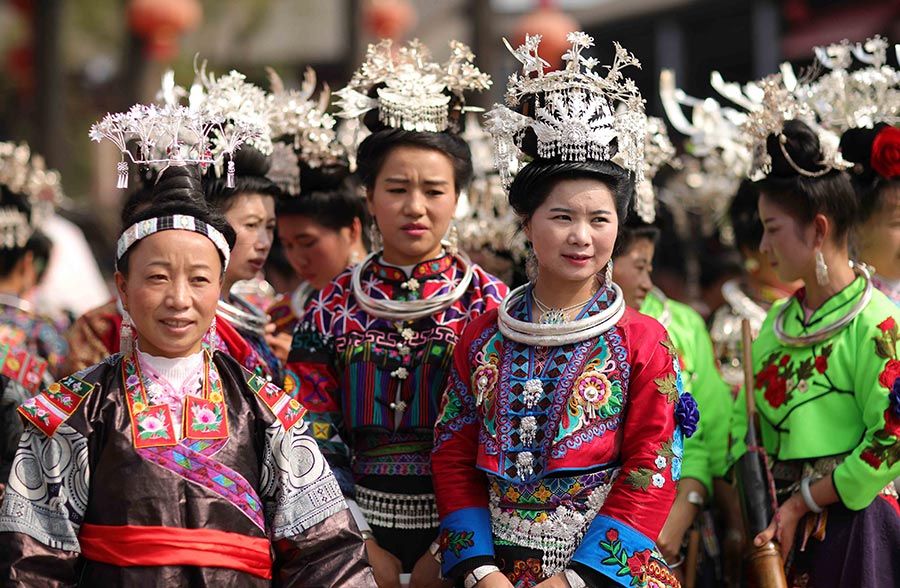 20,000 people share 2,140-meter long table banquet