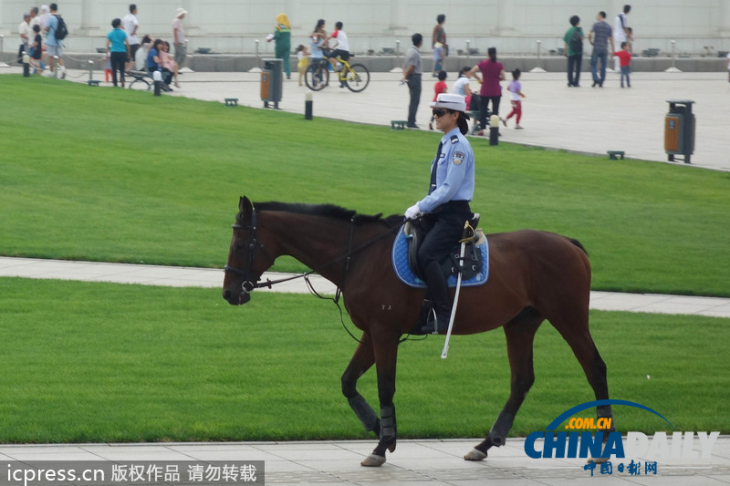 2013夏季達(dá)沃斯論壇：女騎警廣場巡邏 颯爽英姿（組圖）