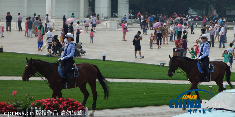 2013夏季達(dá)沃斯論壇：女騎警廣場巡邏 颯爽英姿（組圖）