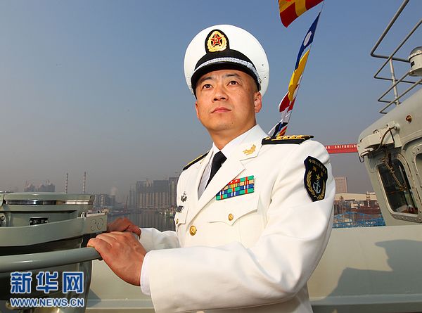 我國(guó)首艘航空母艦正式交付海軍 胡錦濤登艦視察