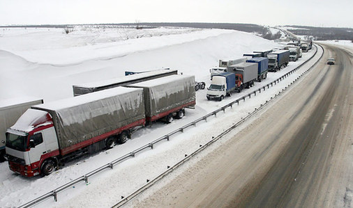 俄高速公路排200公里長龍 濃霧積雪導致大堵車