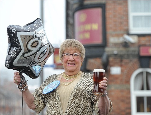 英國最年長女調(diào)酒師慶祝90歲生日 曾服役于皇家海軍