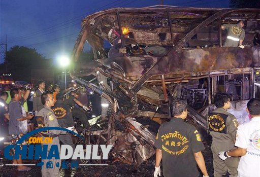 泰國卡車撞大巴致19人死亡 疑卡車司機(jī)打瞌睡造成