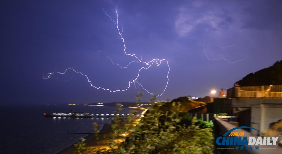 組圖：暴風(fēng)雨終結(jié)英國酷熱天氣 閃電驚心動魄房屋受損