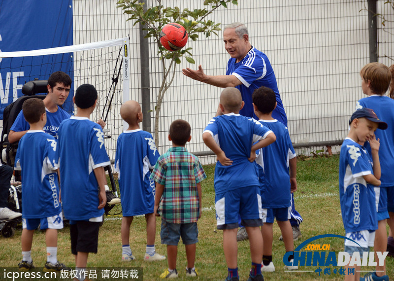 組圖：內(nèi)塔尼亞胡和癌癥兒童一起踢球 帶球動作嫻熟