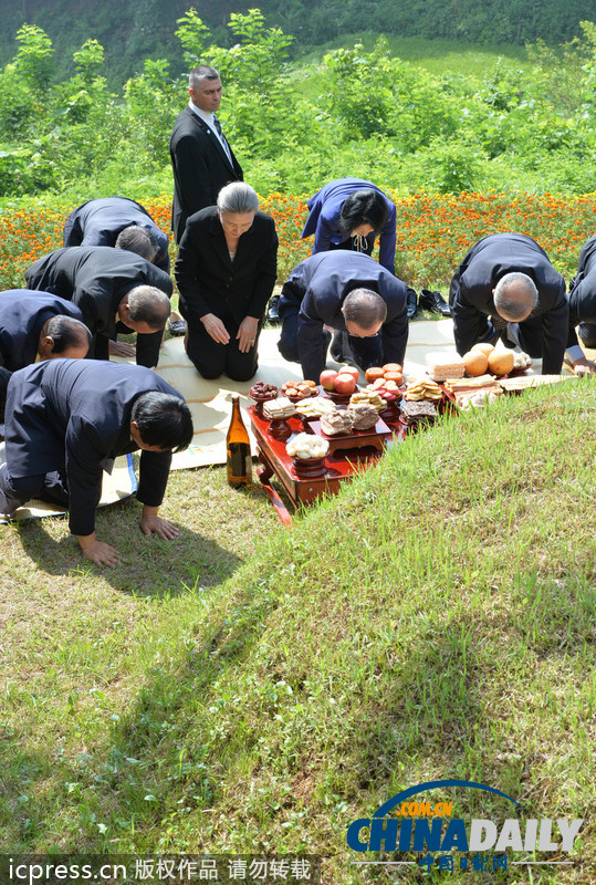 聯(lián)合國(guó)秘書長(zhǎng)潘基文夫婦回鄉(xiāng)祭祖掃墓