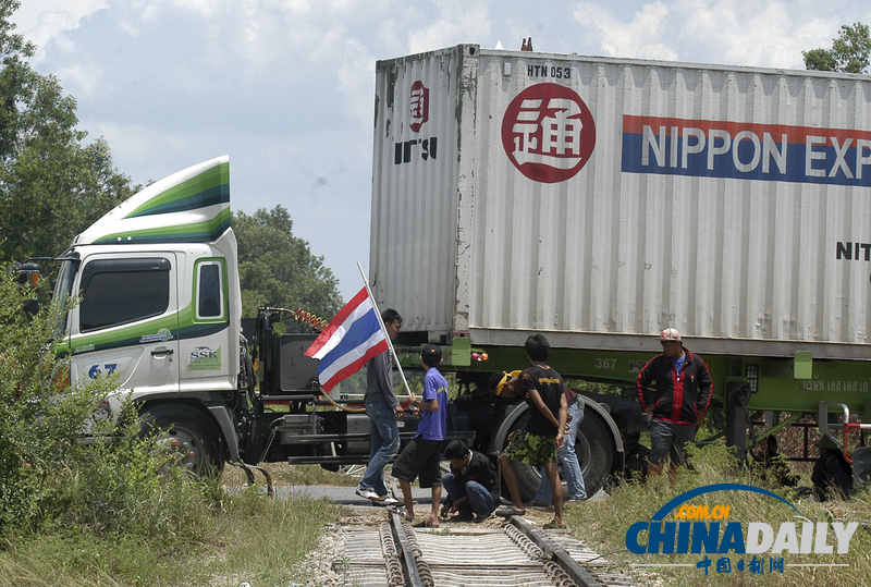 泰國農(nóng)民劫持卡車堵鐵路 要求政府干預(yù)橡膠收購價