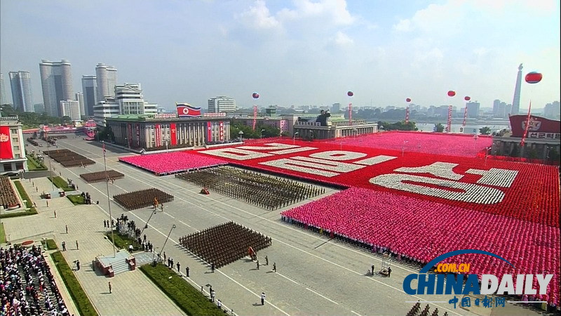 朝鮮舉行建國(guó)65周年閱兵式 短裙女兵整齊劃一