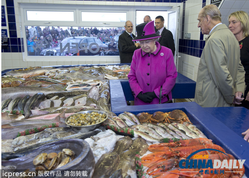 英女王夫婦逛魚市參觀釀酒廠 關(guān)注民生（組圖）