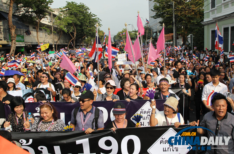 泰國民眾持續(xù)示威抗議大赦法案（組圖）