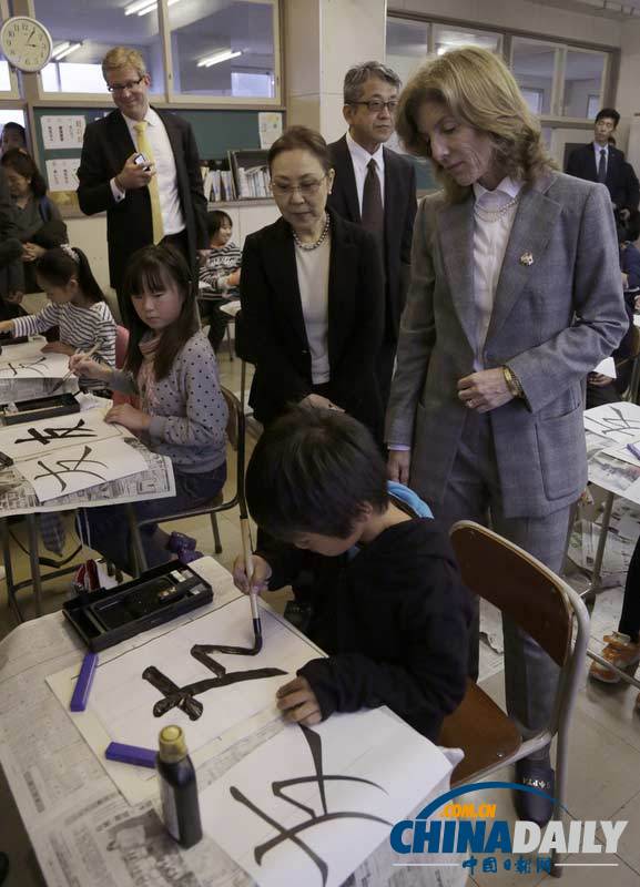 美新任駐日大使訪問日本海嘯災區(qū) 展示書法“友”字