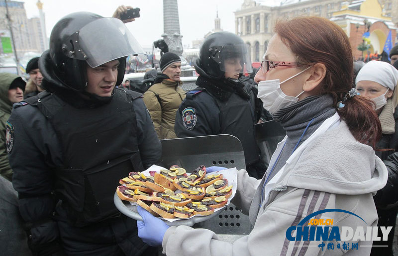 烏克蘭示威活動持續(xù) 抗議者向警察送花送食物