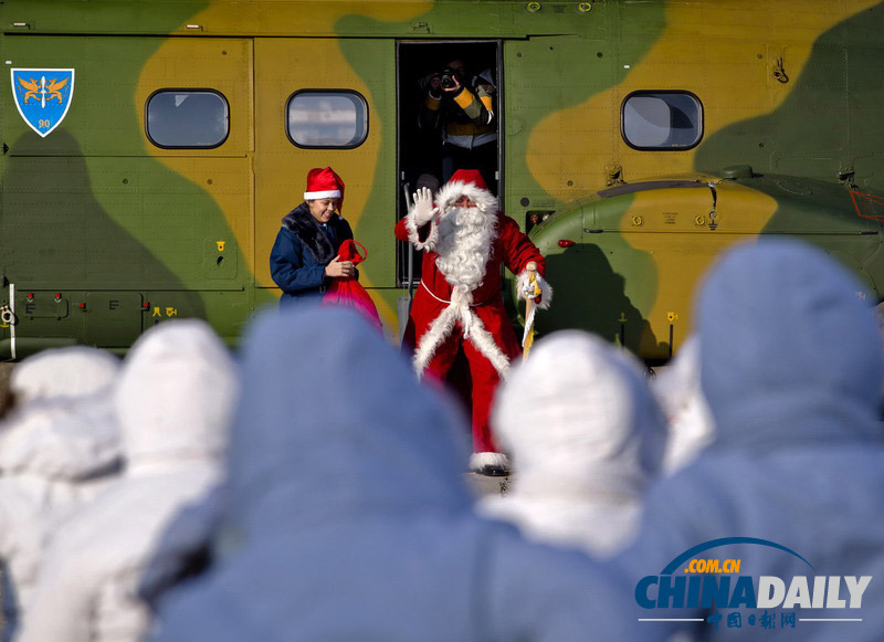 羅馬尼亞圣誕老人天降空軍營(yíng)地 為軍屬兒童送禮物