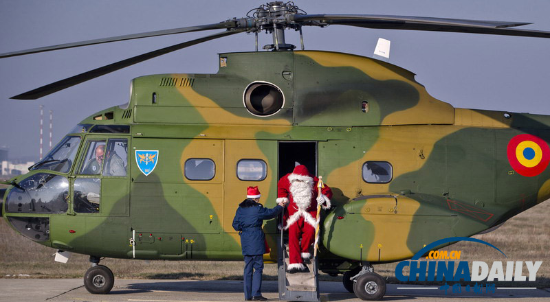 羅馬尼亞圣誕老人天降空軍營地 為軍屬兒童送禮物