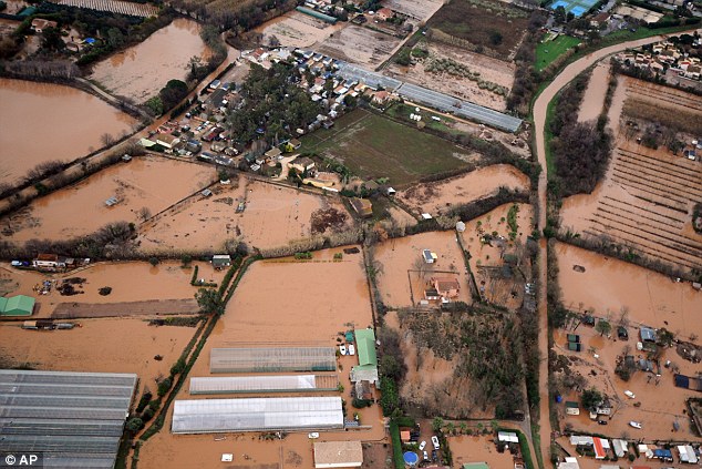 法國(guó)南部暴雨引發(fā)洪災(zāi) 2人死亡數(shù)千人受影響