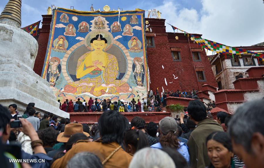 Huge Buddha portrait unfolded in Lhasa's Gandan Temple