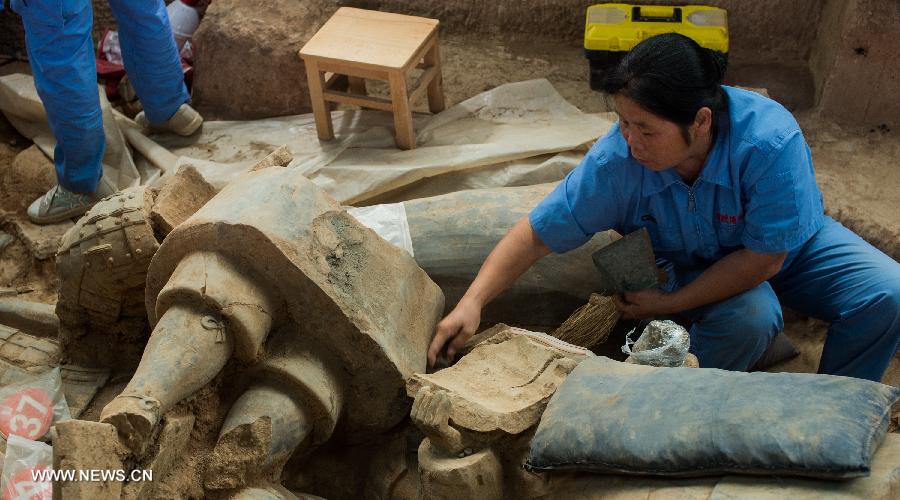 Process of repairing pieces of terracotta warriors