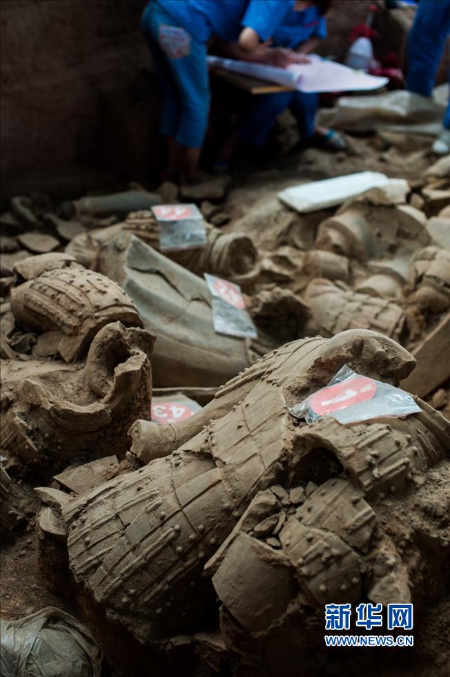 Process of repairing pieces of terracotta warriors