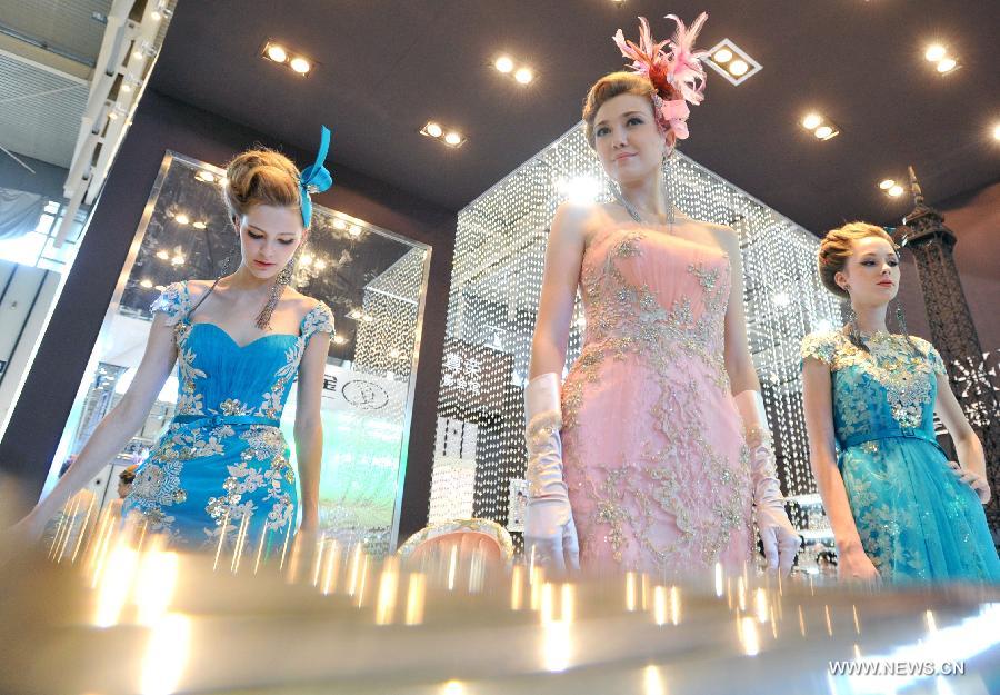 Models showcase elegance at wedding expo in Nanjing