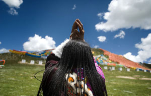 Tibetan ethnic costumes presented at festival