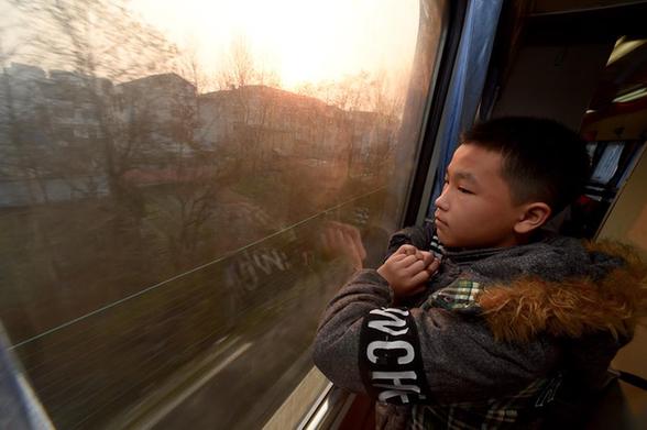 Migrant workers head home by train K4186 for family reunion