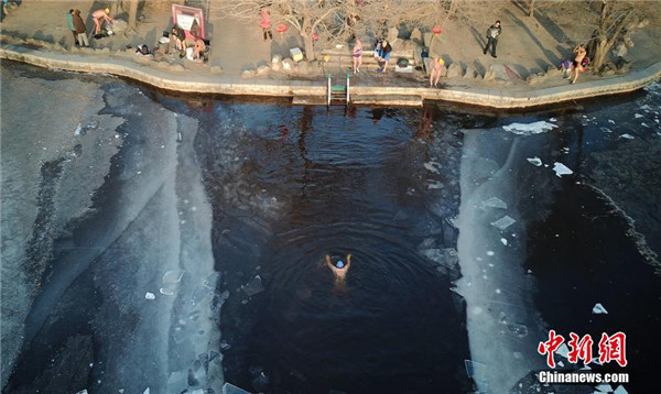 Winter swimming enthusiasts flock to Beiling Lake