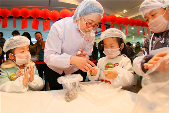 Yantai children make yuanxiao to mark Lantern Festival