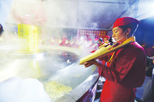 1,000 visitors taste noodles from huge pot