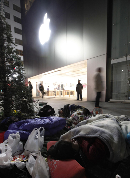 People await sales of the new iPad