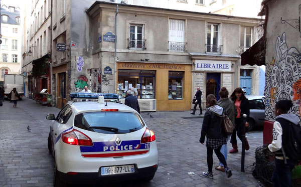 French police swoop on suspects in school killings