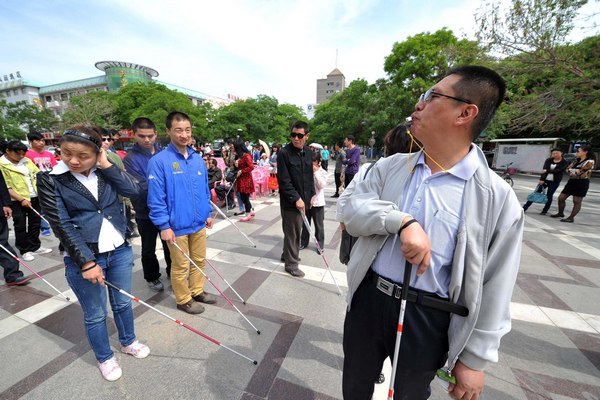 Blind people get mobility training in NW China