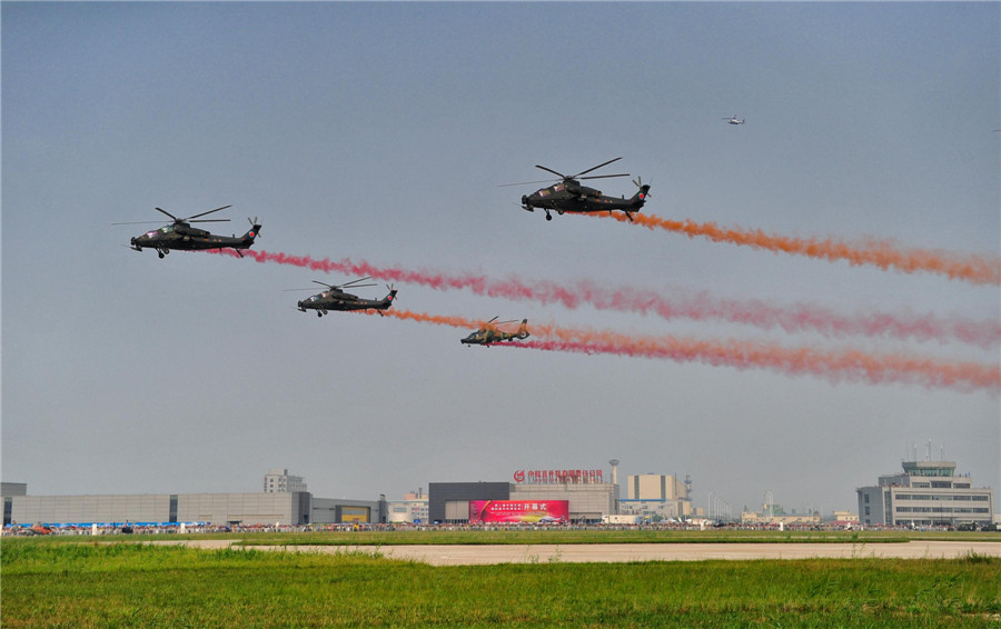 PLA 'Thunder' aerobatic team debuts at Expo