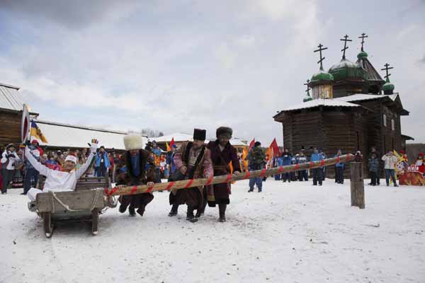 Sochi Olympic flame dives into world largest freshwater lake