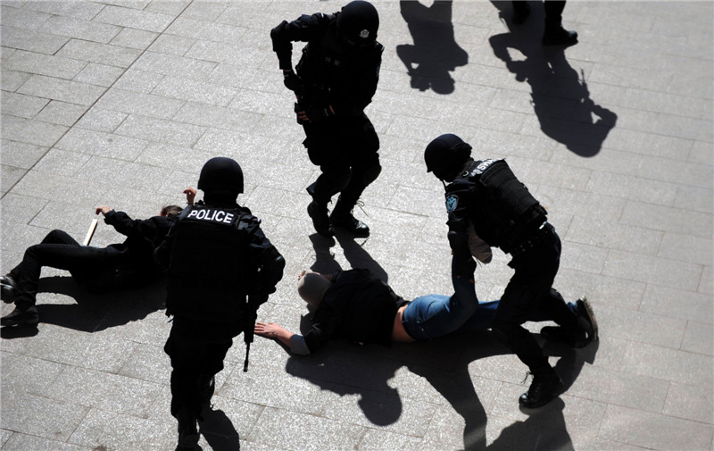 Xinjiang police holds anti-riot drill