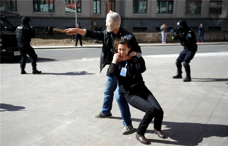 Xinjiang police holds anti-riot drill