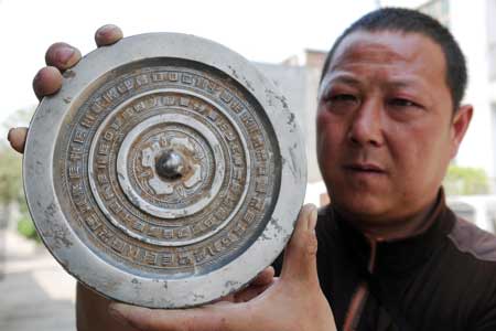 Some 200 pieces of relics excavated in central China