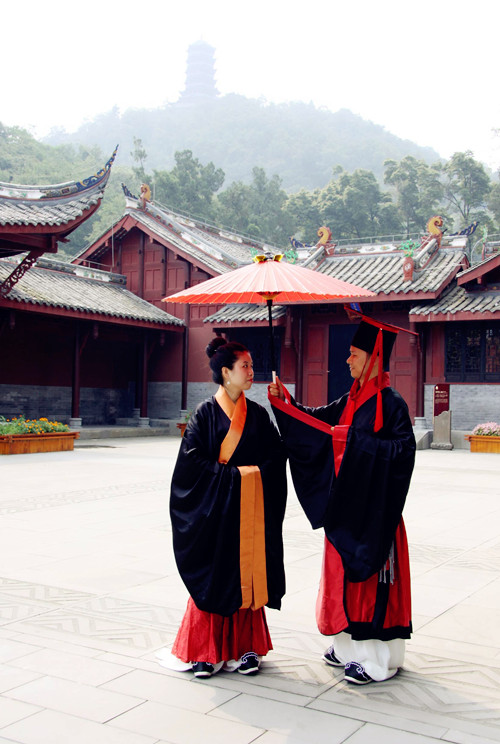 Traditional Han wedding held at Dujiangyan Wenmiao Temple