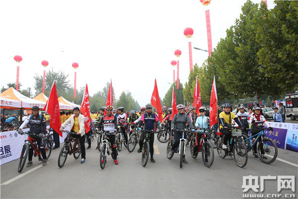 Intl cycling race kicks off in Sanmenxia