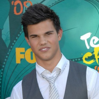 Taylor Lautner loses wig