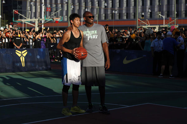 Kobe Byrant meets fans in Shenzhen