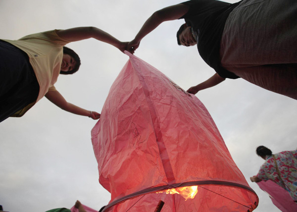 Lanterns lit to celebrate Mid-Autumn