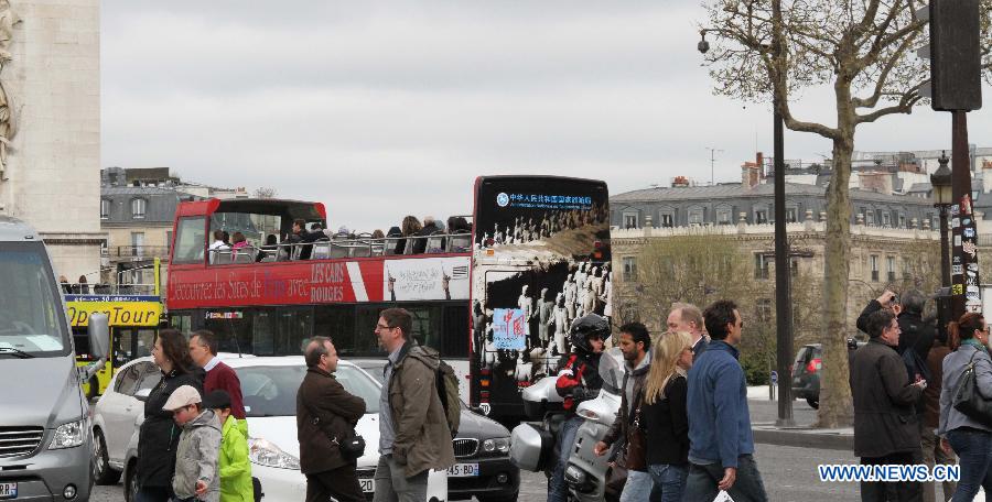 Tourist bus presents China's charm in Paris