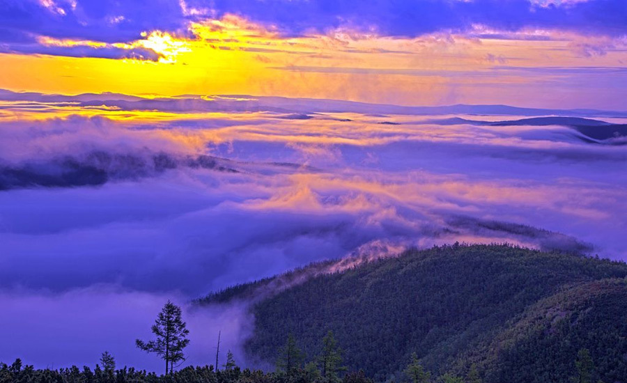 Morning fog of Greater Mountains