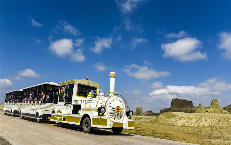 'Ghost city' in Xinjiang desert meets high season