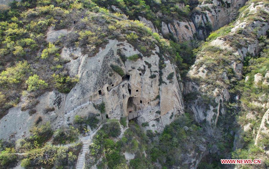 Tourists visit rock cave of Northern Wei Dynasty in N China's Hebei