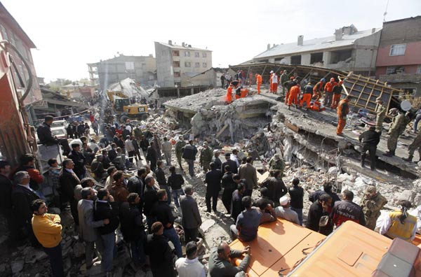 Turkey quake kills at least 279, hundreds missing