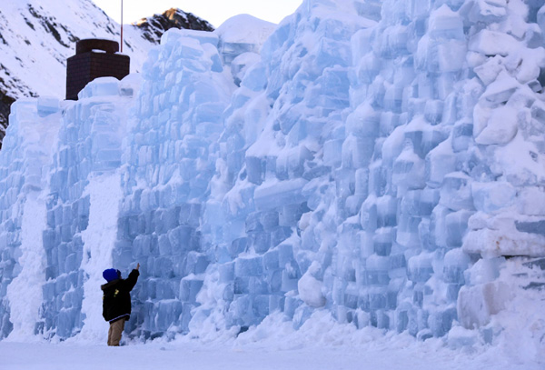 Romanian ice hotel offers cool experience