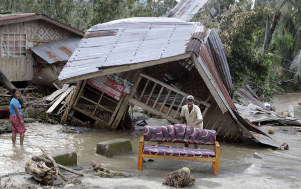 Typhoon Bopha kills at least 325 in Philippine