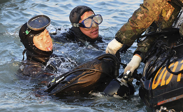 Bodies in Korean ferry reveal desperate attempts