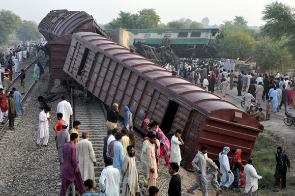 6 dead, 150 injured as two trains collide in central Pakistan